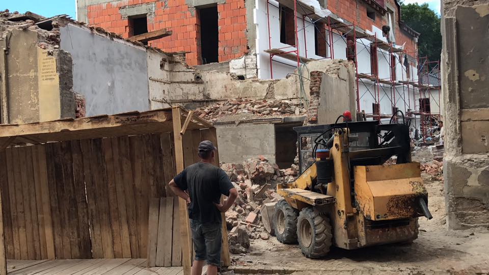 Попри запевнення в "обмеженій" реконструкції, історичний будинок в Ужгороді знесли екскаватором (ФОТО)