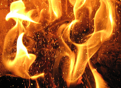 Блискавка та необережне поводження з вогнем спричинилися до пожеж у житлових будинках та квартирах на Закарпатті