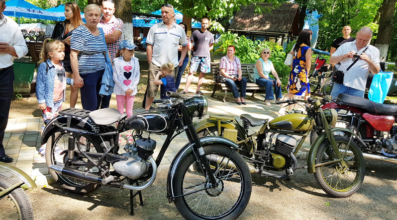 В Ужгороді відбувся "Дунгов Челендж" зі старими мотоциклами і дерев'яними велосипедами (ФОТО)