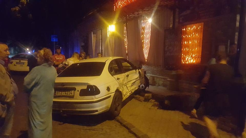 ФОТОФАКТ. В Ужгороді водій BMW протаранив 5 авто, в'їхав у терасу і втік