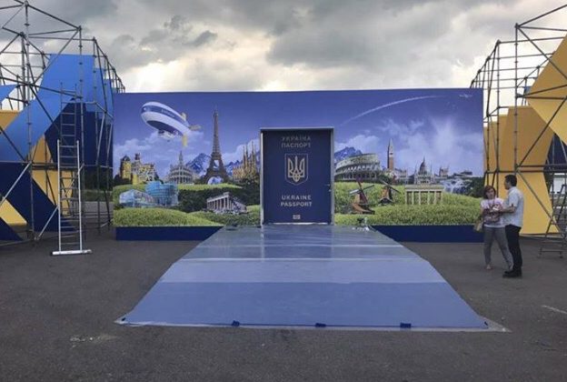 ФОТОФАКТ. Порошенко в Ужгороді відкриє символічні "безвізові" двері у ЄС