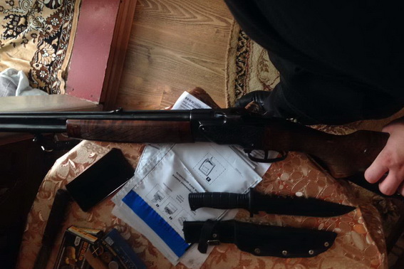 Під час обшуку будинку мешканця Колодного на Тячівщині знайшли рушницю, набої та ніж (ФОТО)