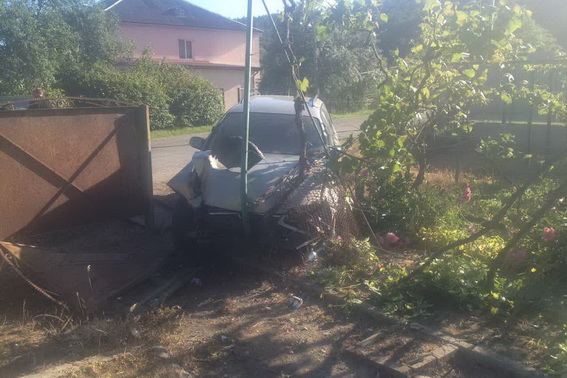 У Кольчині на Мукачівщині п'яний водій спочатку в'їхав у паркан приватного будинку, а відтак ще й чинив непокору поліції (ФОТО)