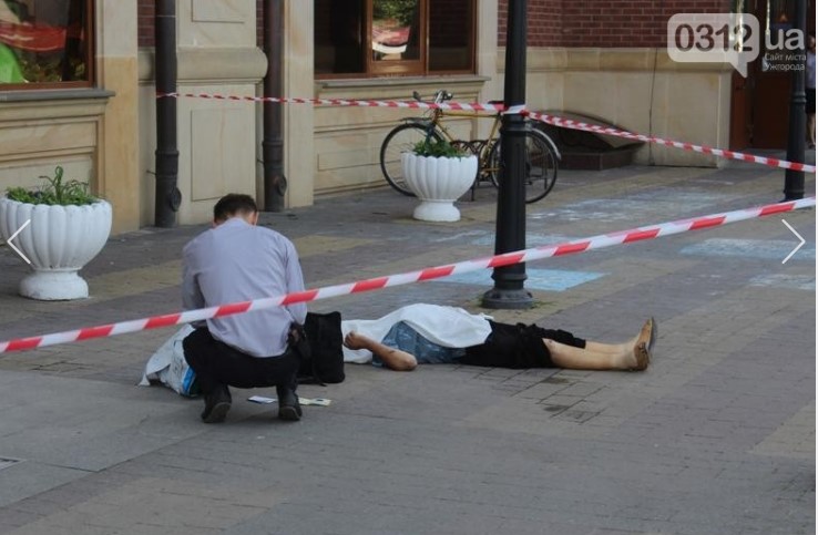 Поблизу залізничного вокзалу в Ужгороді зранку раптово померла жінка (ФОТО)