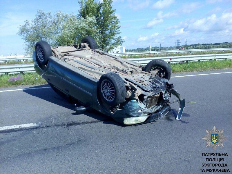На автотрасі "Київ-Чоп" на Закарпатті Opel Astra врізався у відбійник і перекинувся (ФОТО)