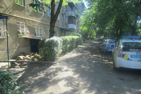 В Ужгороді водій Daewoo Lanos, виїжджаючи заднім ходом із двору, збив 90-річну жінку