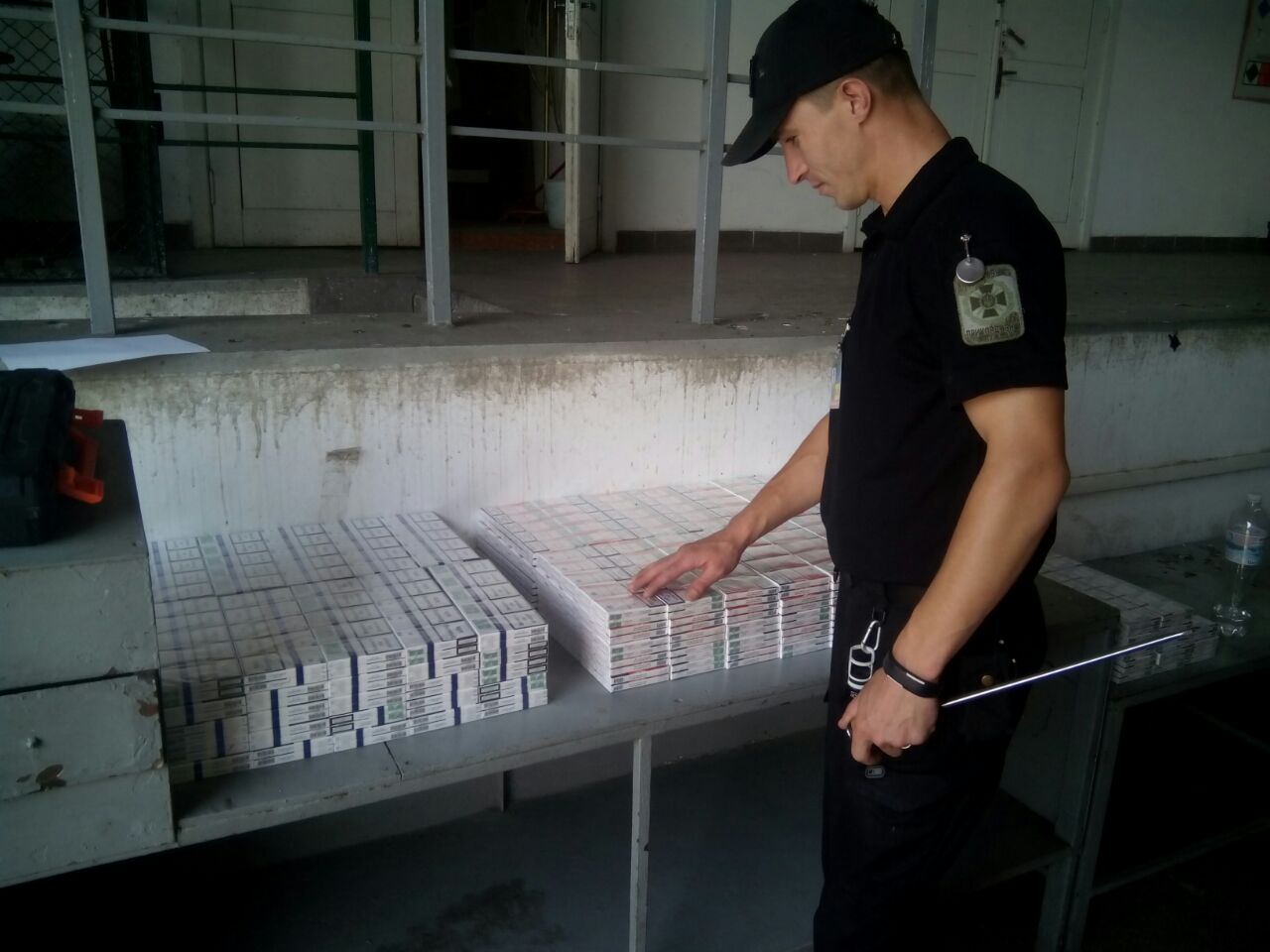 На Закарпатті під час прикордонного контролю у рейсовому автобусі знайшли 1,5 тисячі пачок сигарет (ФОТО)