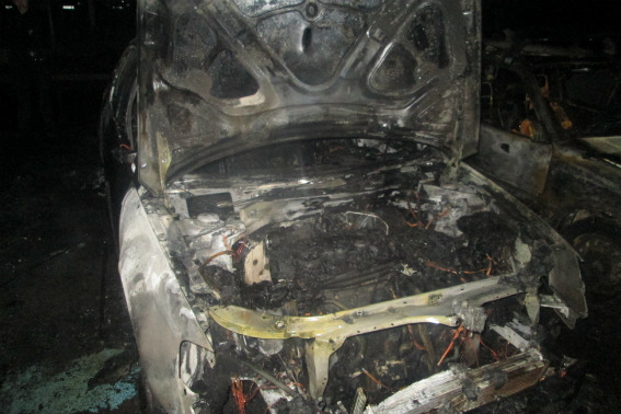 В Ужгороді згорів Volkswagen, пошкоджено також сусідні Suzuki та Daewoo. Йдеться про підпал (ФОТО)