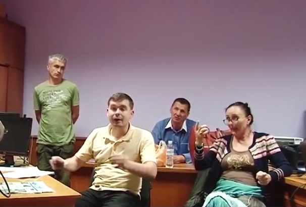В Ужгороді скандальновідомі псевдоактивісти тиснуть на слідство у справі загиблого прикордонника (ВІДЕО)