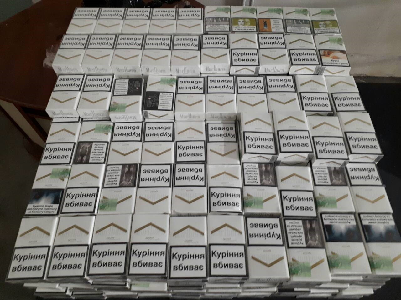 За 480 прихованих пачок Marlboro українець поплатився в ПП "Ужгород" мікроавтобусом (ФОТО)