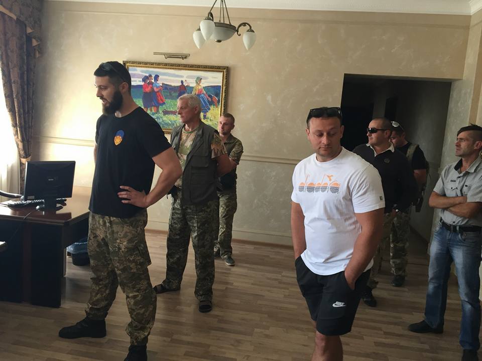 Ветерани війни на Донбасі прийшли до голови Закарпатської облради з'ясувати, чому він їх ігнорує