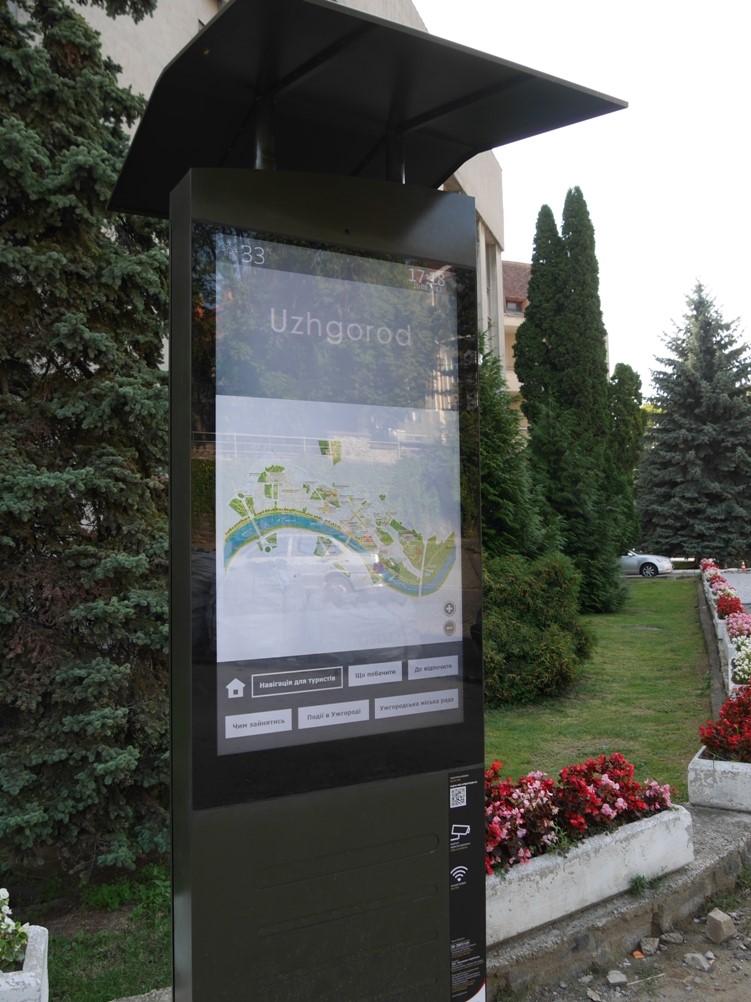 Біля Ужгородської міськради запрацювало сенсорне табло для туристичної навігації (ФОТО)