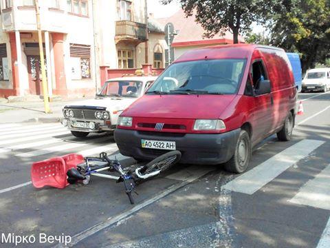 В Ужгороді авто наїхало на велосипедиста, що рухався по "зебрі" (ФОТО)