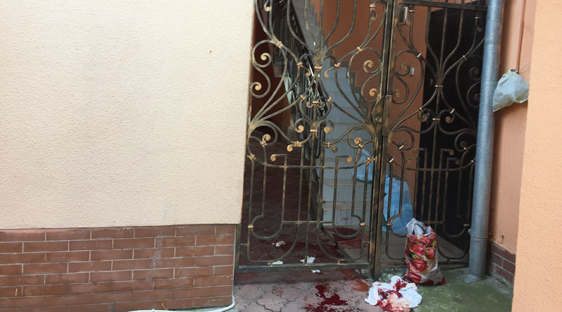 У центрі Ужгорода чоловік загинув, настромившись на стрижні на воротах (ФОТО)