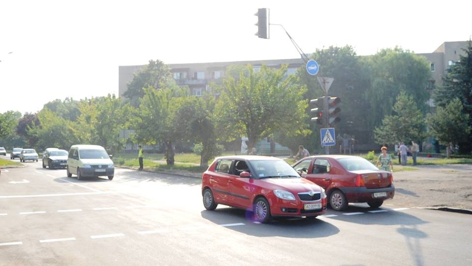 Від нинішнього ранку рух по вулиці Заньковецької в Ужгороді – експериментально двосторонній (ФОТО)