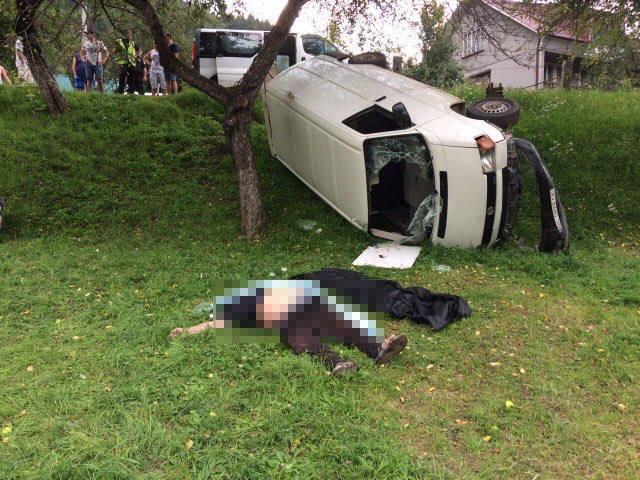 На Рахівщині, з'їхавши у прірву та зіткнувшись із деревом, загинув водій "Фольксвагена" (ФОТО)