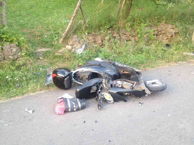 У Чинадієві, влетівши на швидкості в бетоннй стовп, загинув водій скутера (ФОТО)