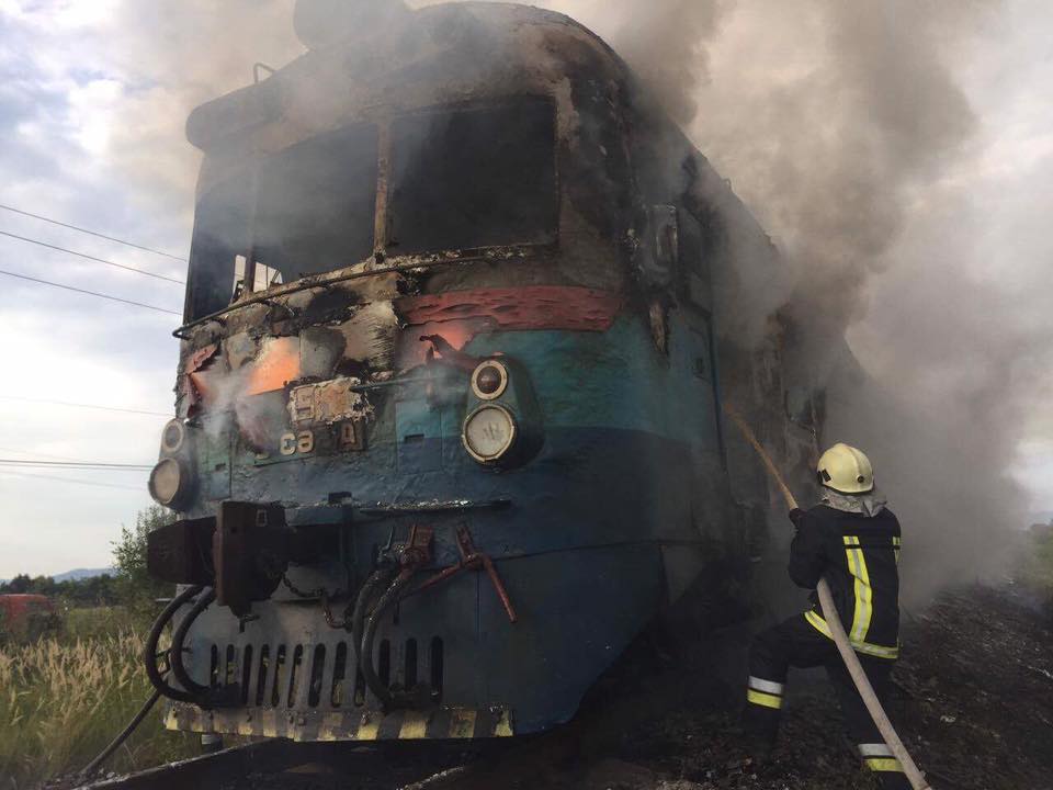 У Хустському районі Закарпаття згорів приміський потяг Королево-Тересва (ФОТО)