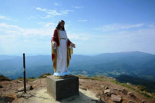 ФОТОФАКТ. На горі Пікуй встановили статую Ісуса Христа