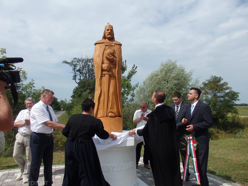 У селі Астей на Берегівщині відкрили пам'ятник засновникові Угорської держави (ФОТО)