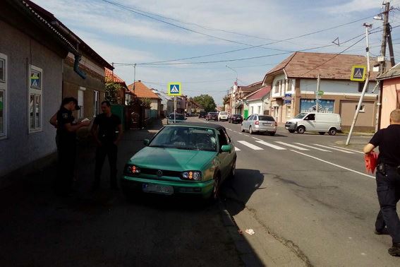 У Мукачеві авто на пішохідному переході збило дівчину (ФОТО)