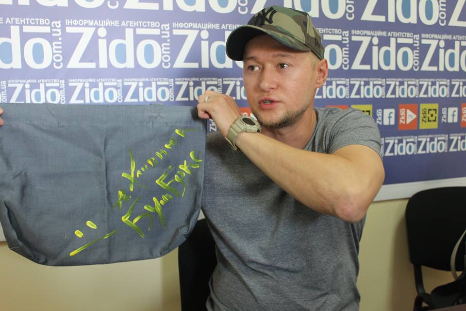 Андрій Хливнюк з Бумбоксу в Ужгороді поставив незвичний афтограф (ФОТО)
