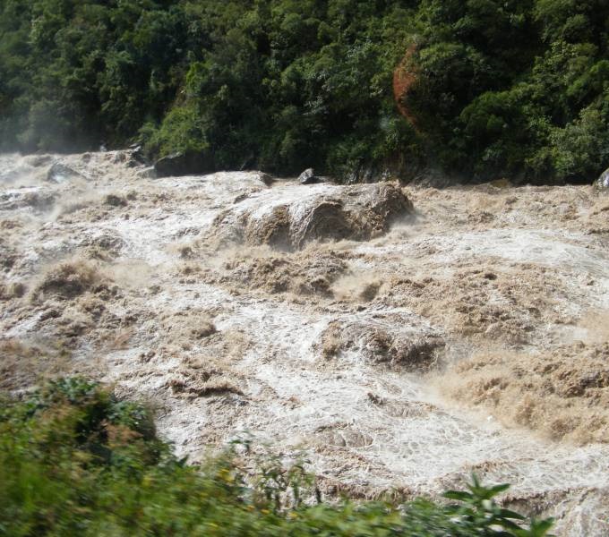 Гідрометеорологи попередили про різке підняття рівнів води в річках Закарпаття через сильні зливи