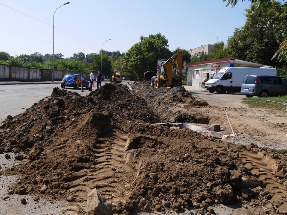Масштабні ремонтні роботи на водогоні проводять на вулиці Шумній в Ужгороді (ФОТО)