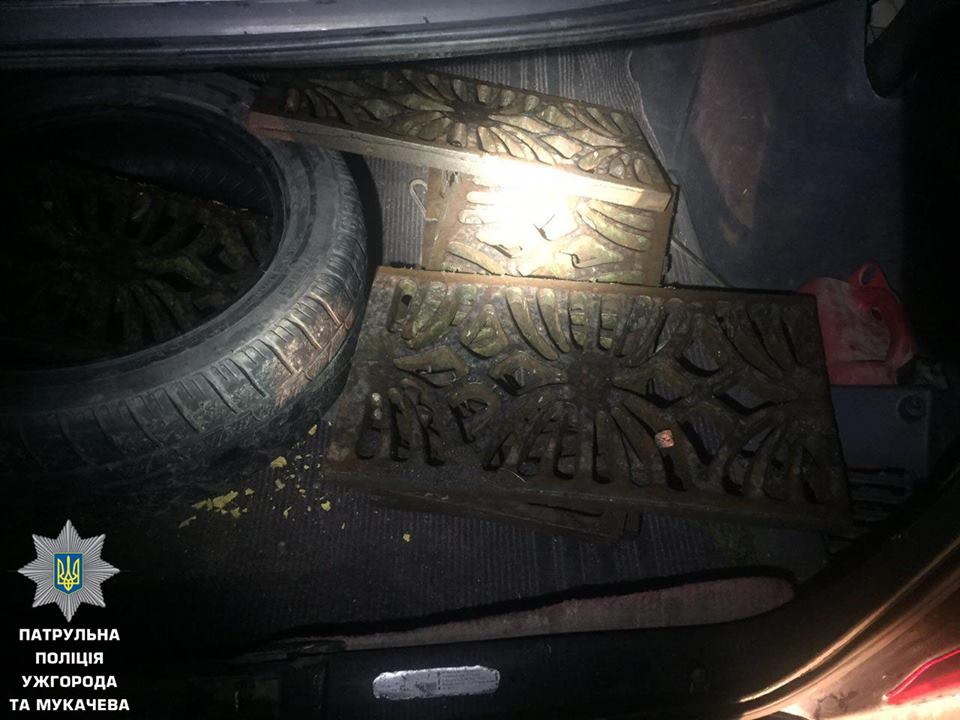 В автомобілі ужгородця патрульні виявили крадені люки каналізаційних систем