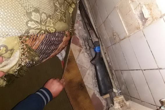 Житель Мукачівщини ховав зброю з набоями під підлогою ванної кімнати 