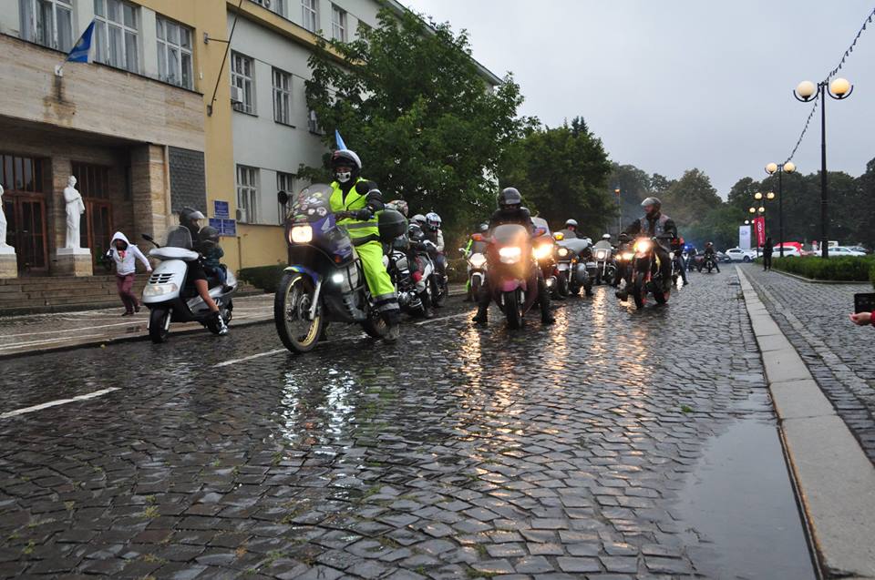 Мотозаїзд до Дня Ужгорода за участі понад півсотні мотоциклістів рушив Ужгородом (ФОТО)