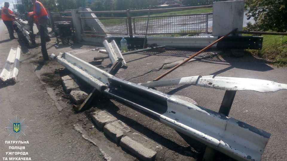 Ужгородські патрульні шукають водія, який протаранив відбійник на транспортному мості