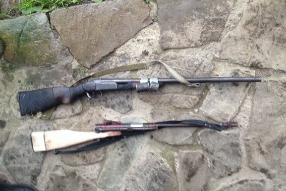 В оселі мешканця Верхнього Водяного на Рахівщині знайшли 2 рушниці та понад 30 набоїв (ФОТО)