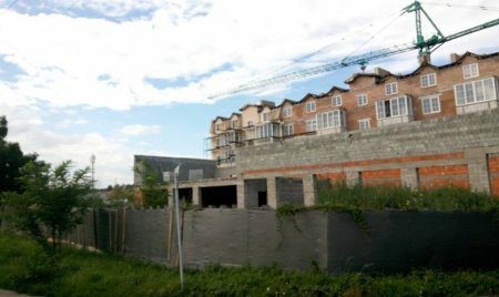 В Ужгороді суд намагається "таємно" розглянути справу щодо "дерибану" землі, будівництво на якій вже оштрафовано ДАБК (ФОТО)