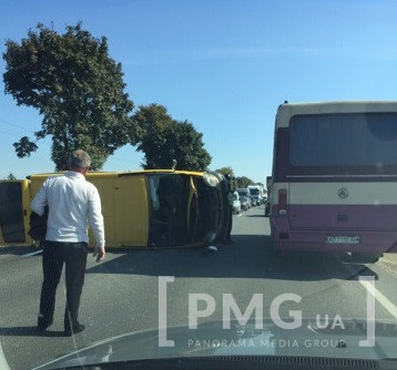 На Мукачівщині у зіткненні легковика з мікроавтобусом постраждали двоє людей (ФОТО)