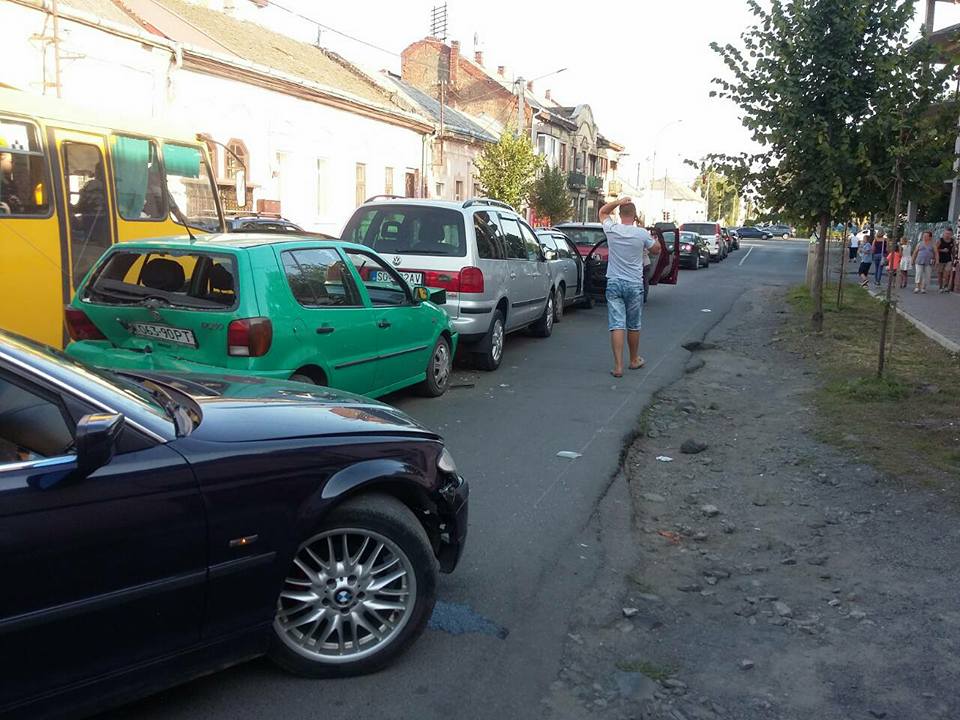 В Ужгороді через недотримання дистанції зіткнулися 5 авто (ФОТО)
