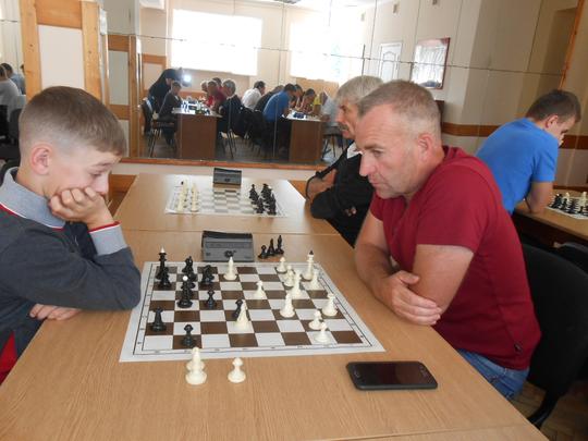 Ужгородці перемогли у відкритому командному турнірі з швидких шахів у Рахові (ФОТО)