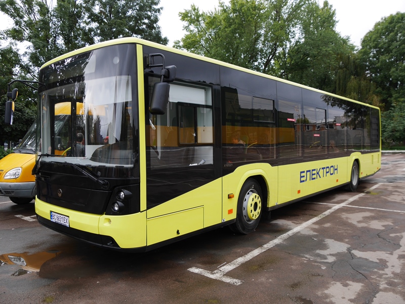 У неділю габаритний автобус "Електрон" не "вписався" у маршрут на "Краснодонців" (ФОТО)