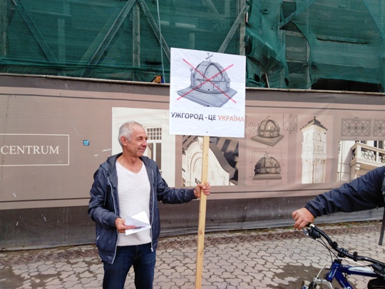 У День Ужгорода науковець протестував проти встановлення угорської корони в центрі міста (ФОТО)