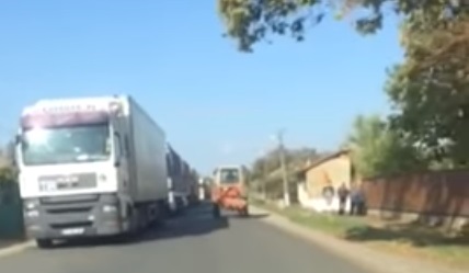 Дорогу в селі Неветленфолу заблокували фури, які не можуть виїхати через ПП "Дякове" (ВІДЕО)
