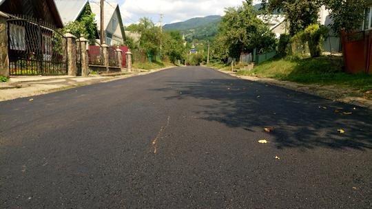 Дорогу у Косівській Поляні на Рахівщині ремонтує румунська фірма
