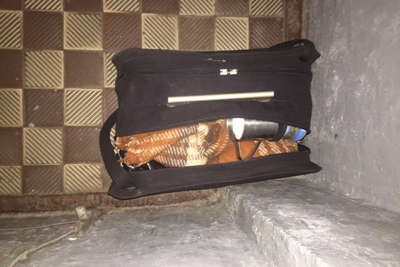 У підозрілій валізі на вокзалі Мукачева, через яку евакуювали 30 людей, знайшли особисті речі та залишки їжі (ФОТО)