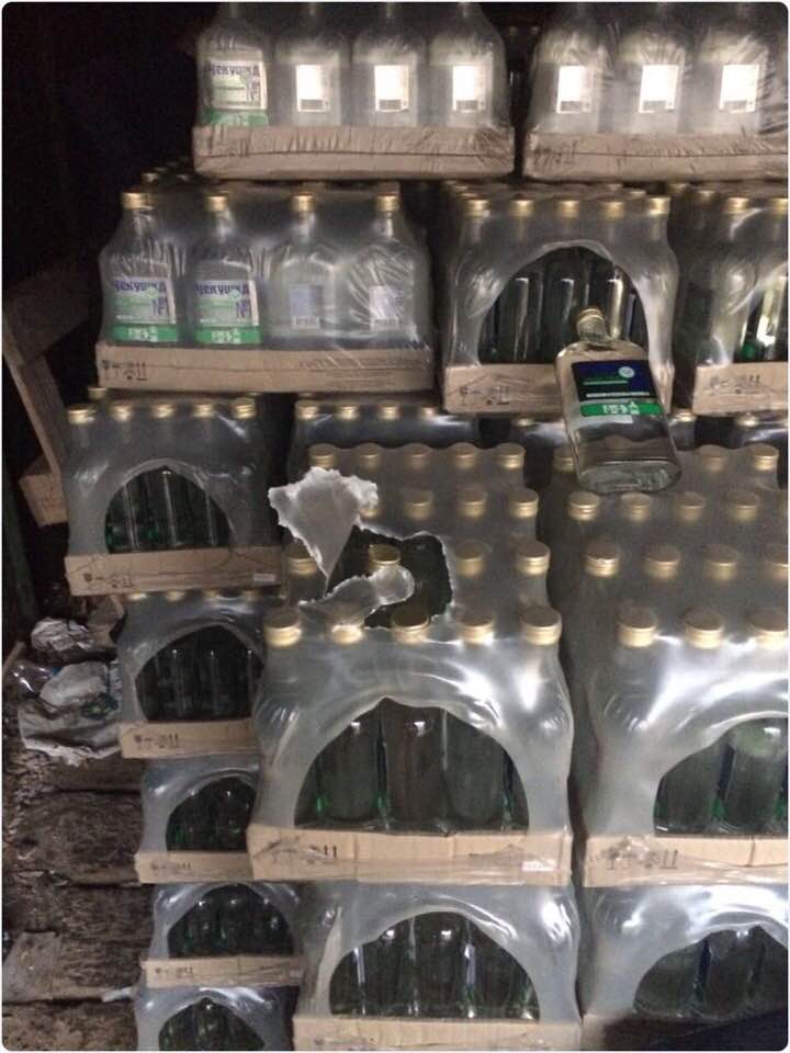 У гаражі в Ужгороді виявили та вилучили понад 4 тисячі пляшок горілки та 800 л спирту в пластмасових бочках
