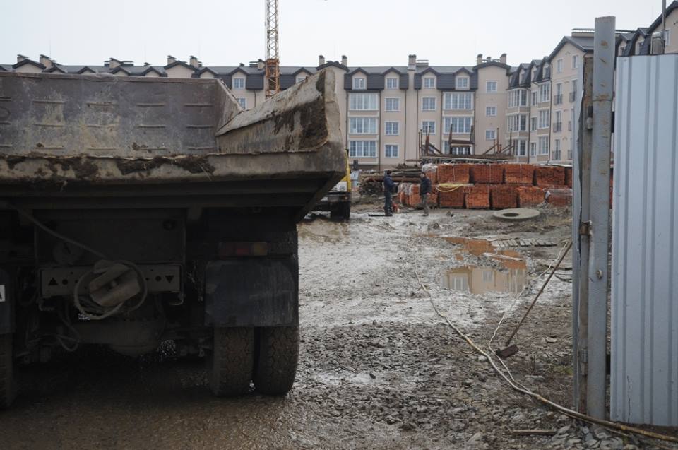 В Ужгороді забудовника оштрафують за те, що вантажівки виїжджали з будівництва із брудними колесами (ФОТО)