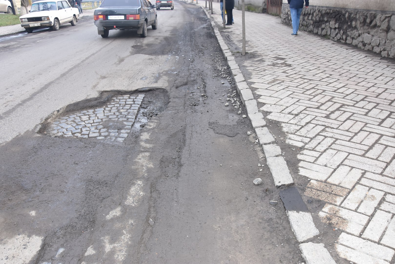 В Іршаві розглядають варіанти повернення центральної дороги до покриття з бруківки (ФОТО)