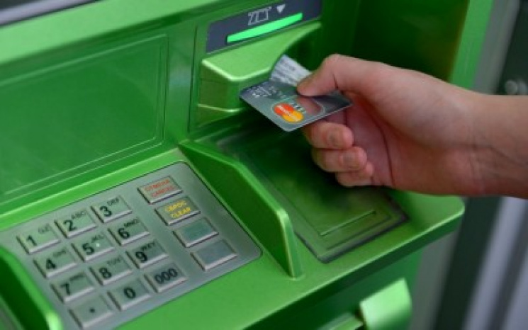 Підгледівши в черзі PIN-код, чоловік в Ужгороді зняв понад 14,5 тис грн із картки, яку її власник забув у банкоматі