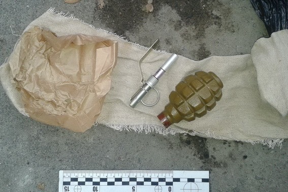 У Мукачеві чоловік продавав на вулиці бойову гранату Ф-1 із запалом до неї (ФОТО)