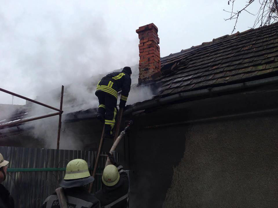 Пожежа в Мукачеві на горищі загрожувала знищенням усього будинку (ФОТО)
