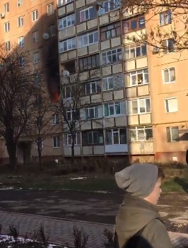 В Ужгороді горить квартира в багатоповерхівці (ВІДЕО)