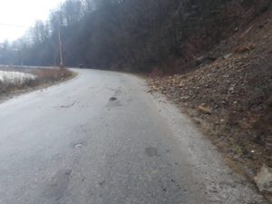 На Рахівщині зсув ґрунту частково перекрив дорогу Мукачево-Рогатин (ФОТО)
